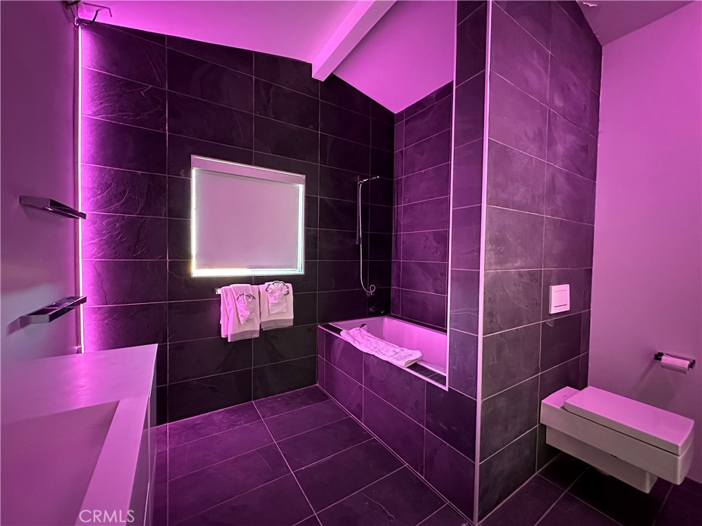 60810 Cole Lane Landers, CA 92285 - Photo 27 of 51 a bathroom with a toilet and shower