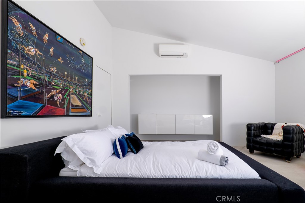 60810 Cole Lane Landers, CA 92285 - Photo 33 of 51 a bedroom with a bed and wall painting