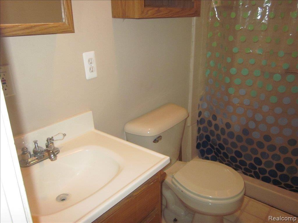 1895 June Avenue Rochester, MI 48309 - Photo 12 of 15 bathroom 2