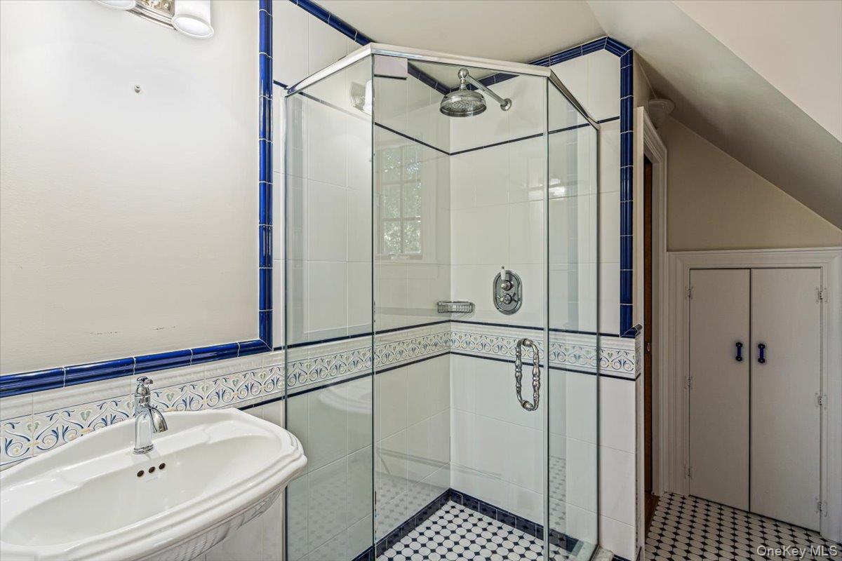 84 Luquer Road Manhasset, NY 11030 - Photo 13 of 16 Gallery Image 13