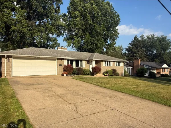 $319,900 | 800 Woodview Street Northeast, Massillon, OH 44646