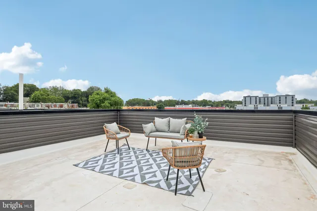a close up view of a washer and dryer