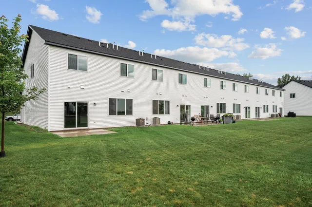 $2,200 | 2117 Cleveland Lane South, Cambridge, MN 55008