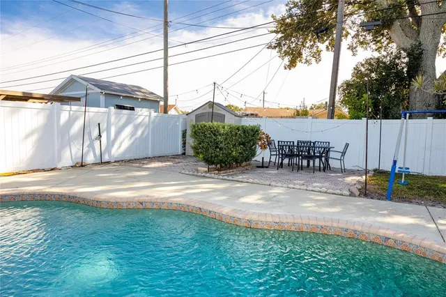 a view of a backyard