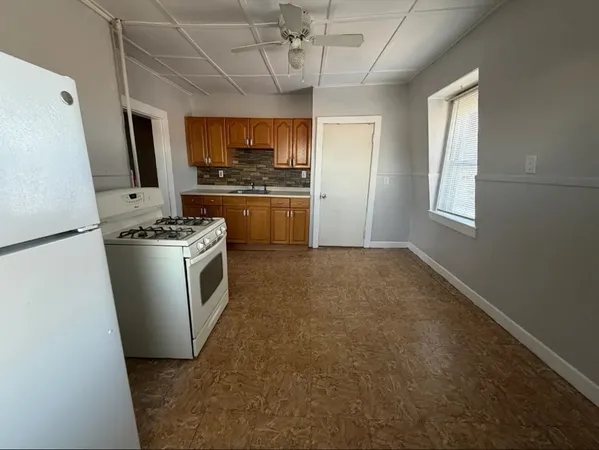 $2,400 | 127 Court Street, Unit 3, Plymouth, MA 02360