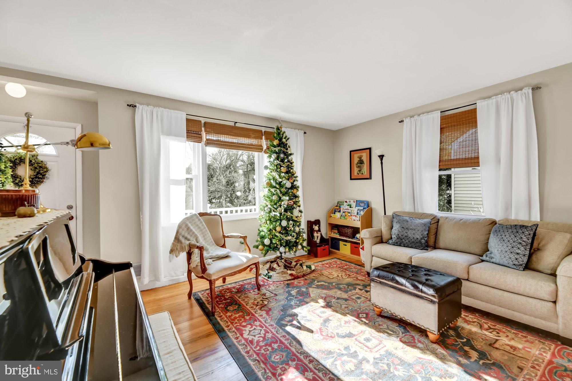 1022 St Albans Road Baltimore, MD 21239 - Photo 3 of 27 Living room with large window