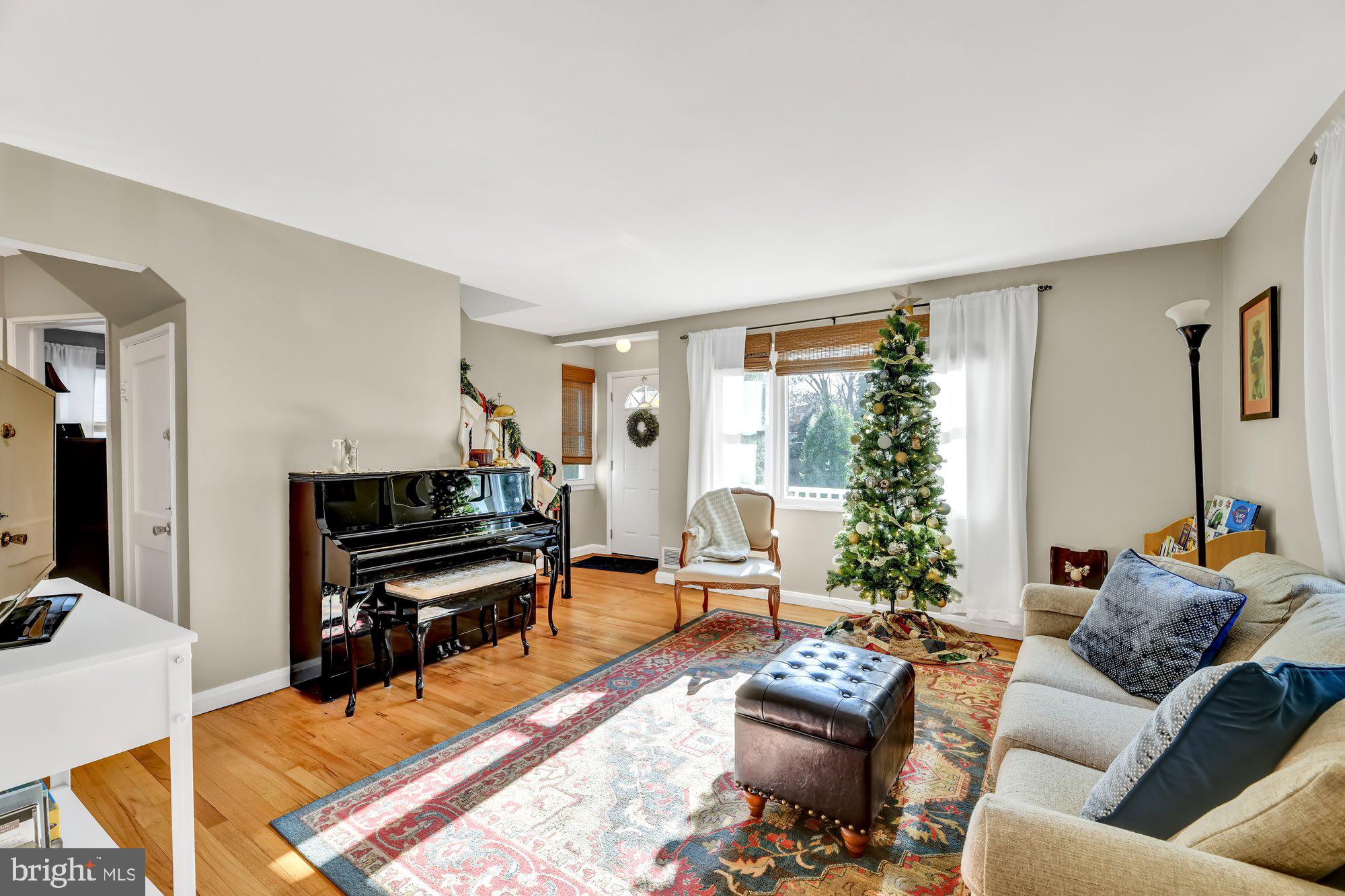1022 St Albans Road Baltimore, MD 21239 - Photo 4 of 27 Spacious living room