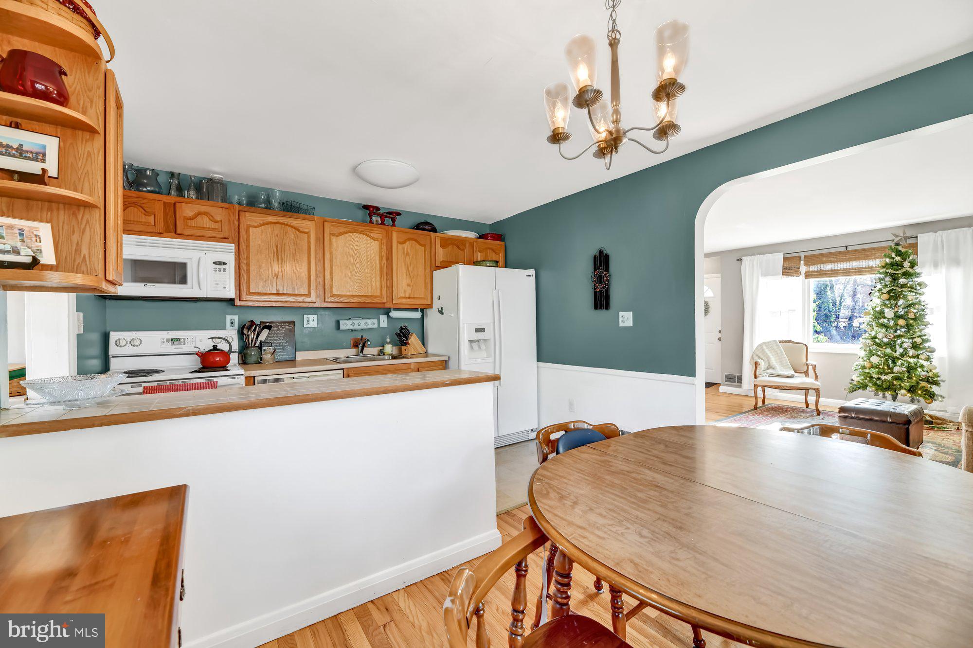 1022 St Albans Road Baltimore, MD 21239 - Photo 7 of 27 Kitchen with peninsula