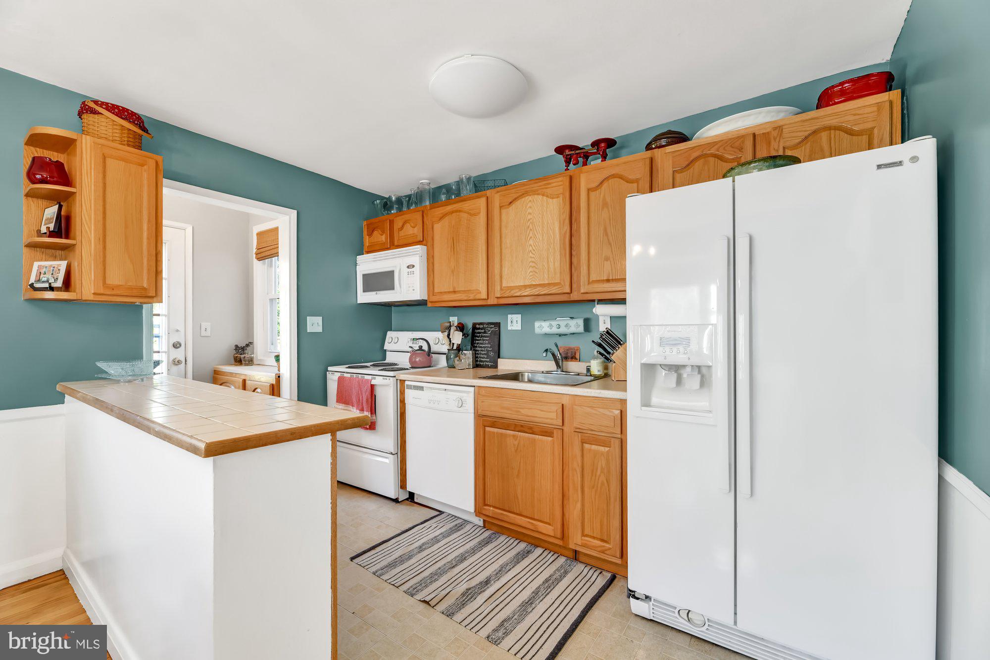 1022 St Albans Road Baltimore, MD 21239 - Photo 8 of 27 Kitchen with peninsula