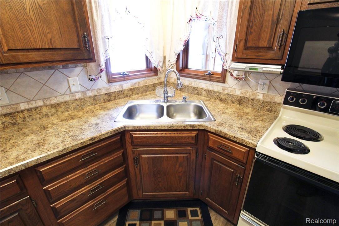 1807 Peppermill Road Lapeer, MI 48446 - Photo 8 of 65 IMG_2563.jpg