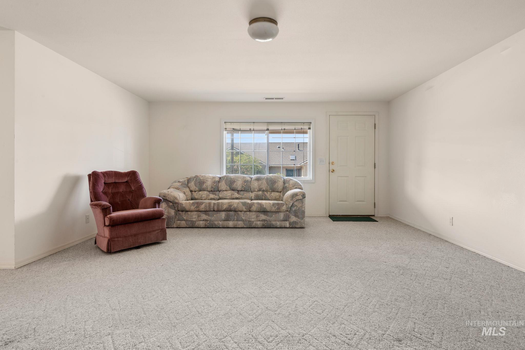 824 15th Avenue Lewiston, ID 83501 - Photo 25 of 37 Living room featuring carpet floors