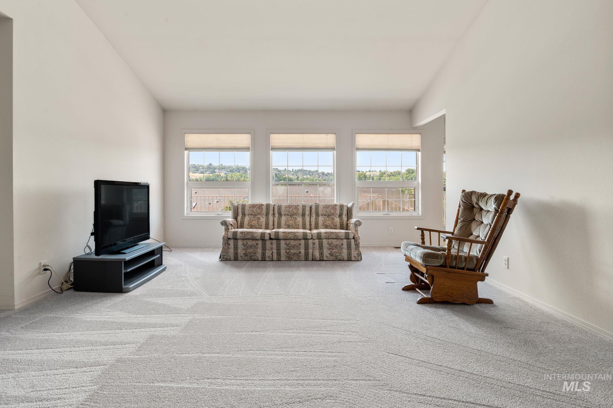 824 15th Avenue Lewiston, ID 83501 - Photo 5 of 37 Carpeted living room with baseboards