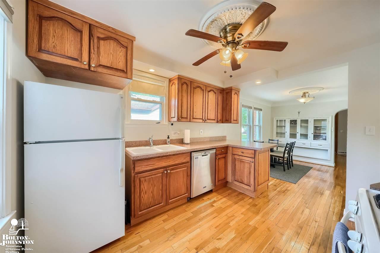 2110 Roslyn Road Grosse Pointe Woods, MI 48236 - Photo 9 of 30