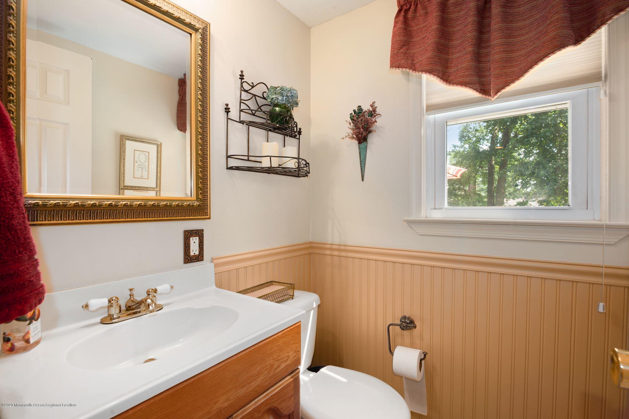 7 Lancelot Road Manalapan, NJ 07726 - Photo 12 of 31 Powder Room
