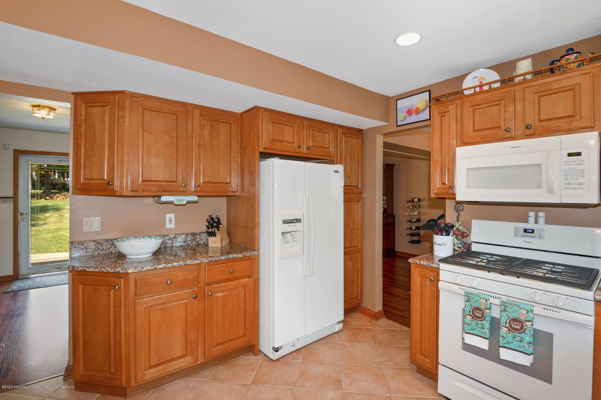 7 Lancelot Road Manalapan, NJ 07726 - Photo 4 of 31 Eat-in-Kitchen
