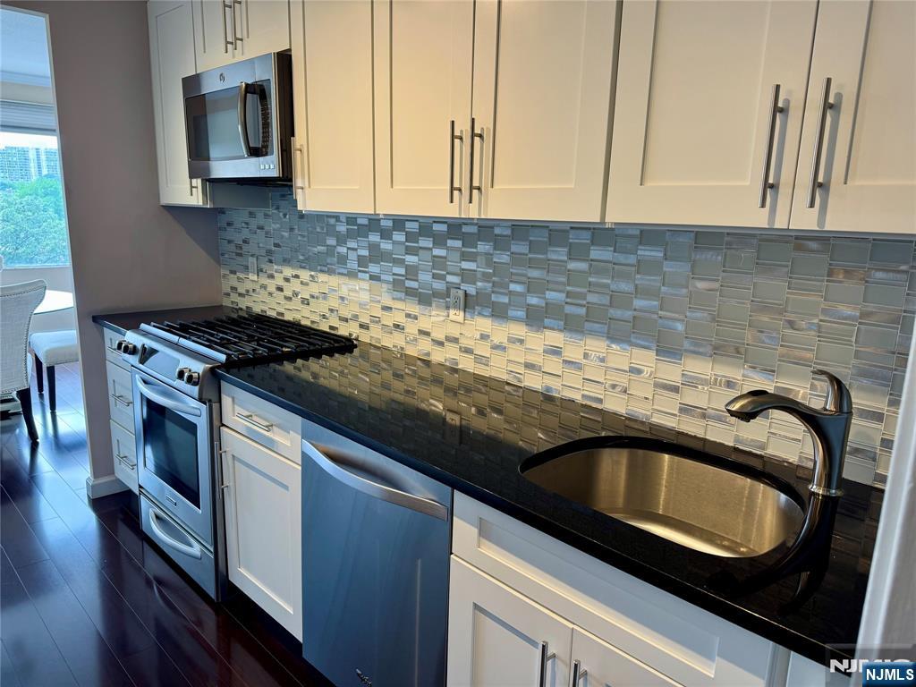 6 Horizon Road, Unit 604 Fort Lee, NJ 07024 - Photo 3 of 36