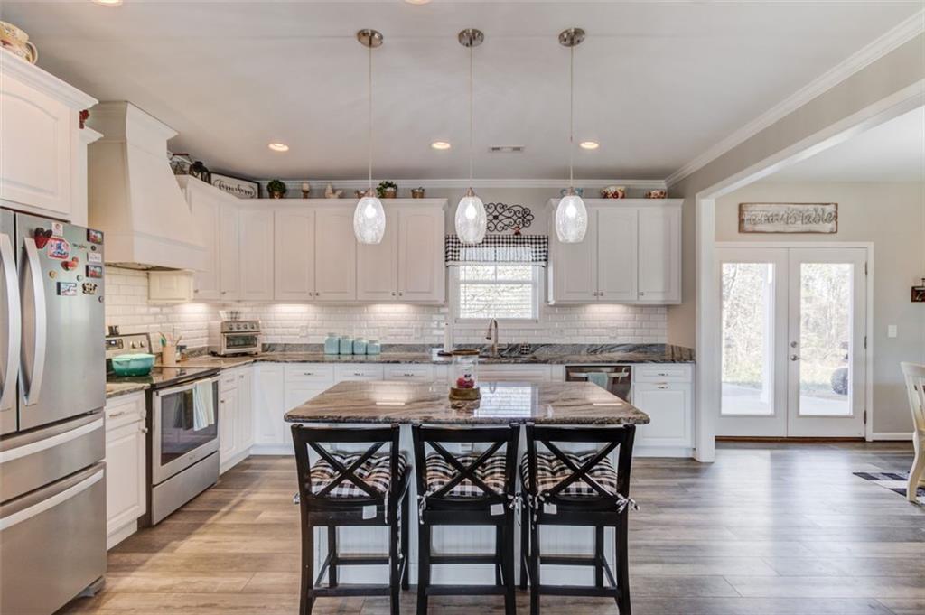4404 Tanners Mill Road Braselton, GA 30517 - Photo 27 of 76 a kitchen with a table and chairs in it