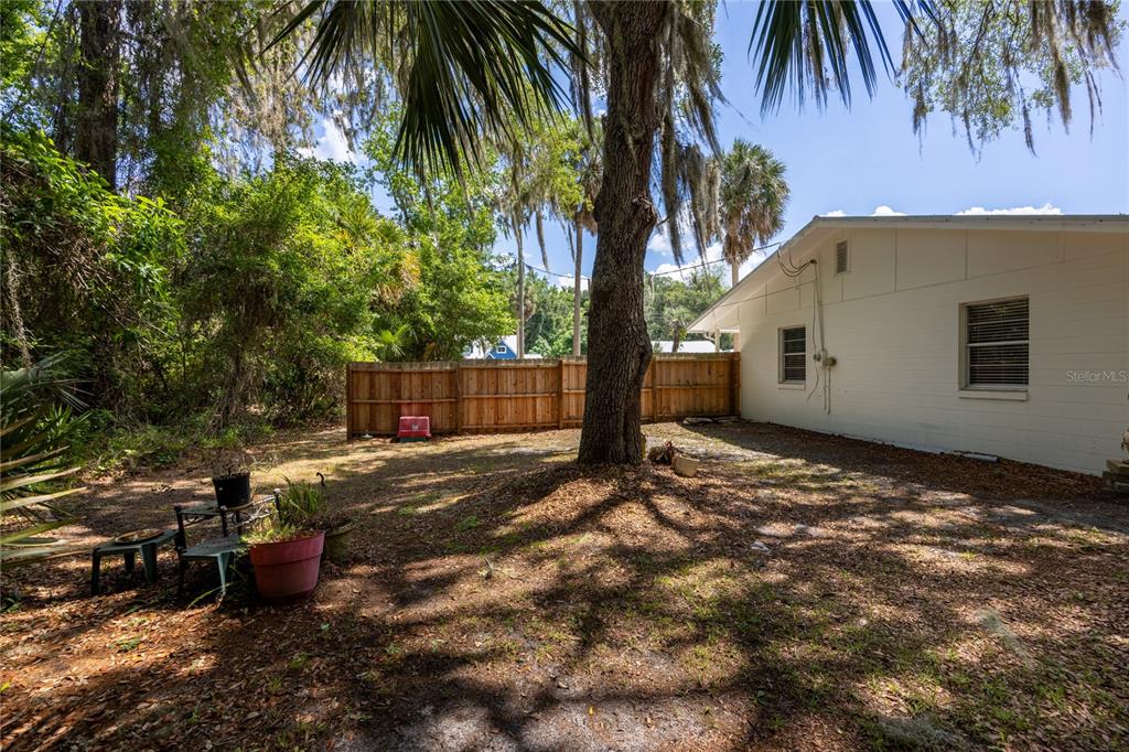 113 Browns Road San Mateo, FL 32187 - Photo 33 of 36 a backyard of a house with seating space