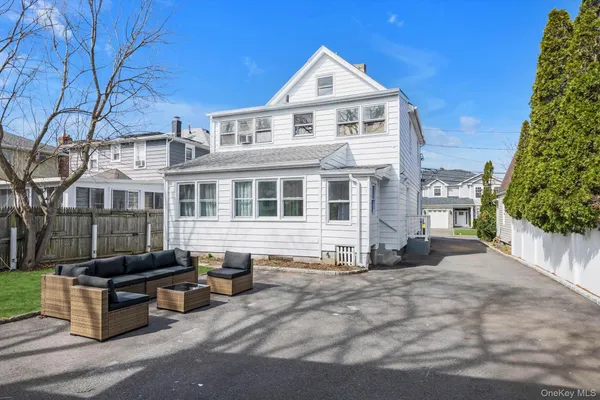 $999,000 | 31 Walters Avenue, Syosset, NY 11791