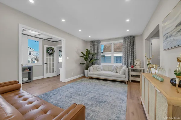 $999,000 | 31 Walters Avenue, Syosset, NY 11791