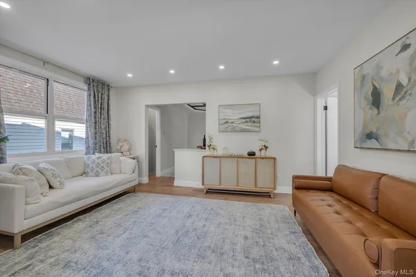 $999,000 | 31 Walters Avenue, Syosset, NY 11791