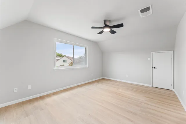 a view of a house with backyard and garden