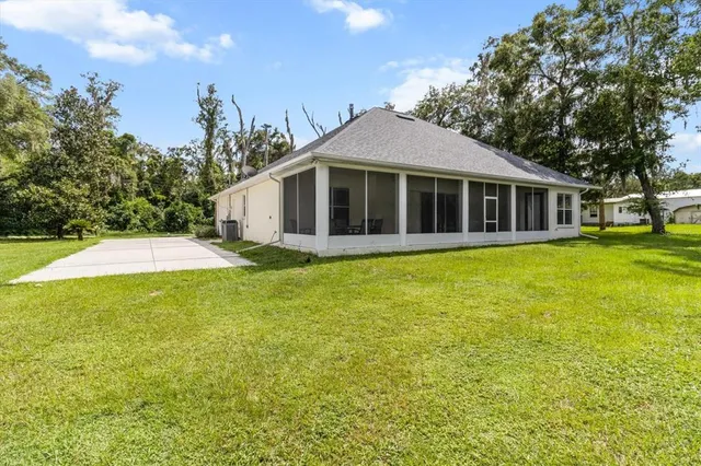 a view of a backyard