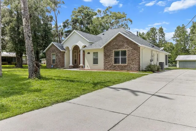 a view of entrance door of the house