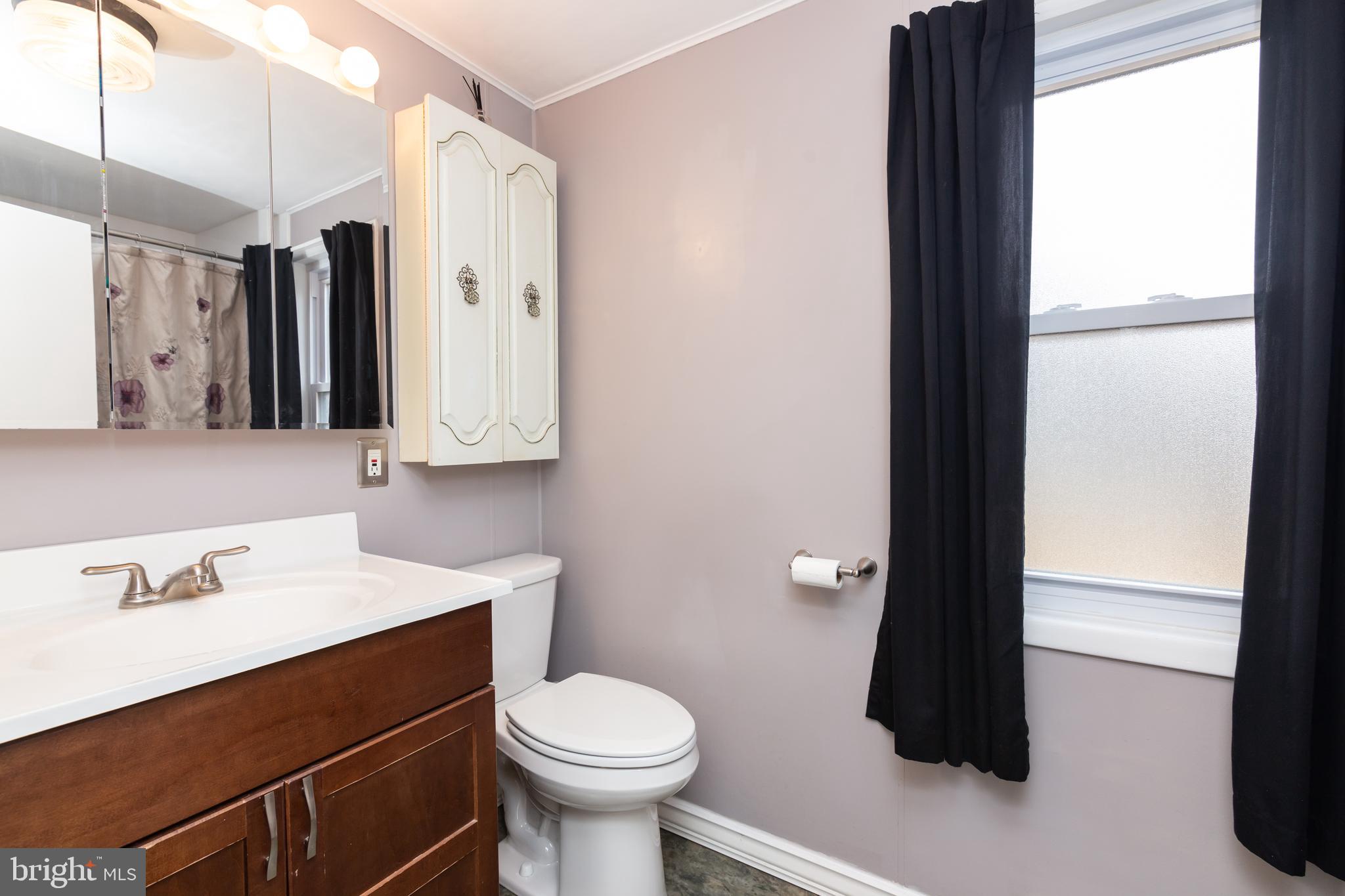 468 Story Road Aston, PA 19014 - Photo 18 of 40 Full Bathroom