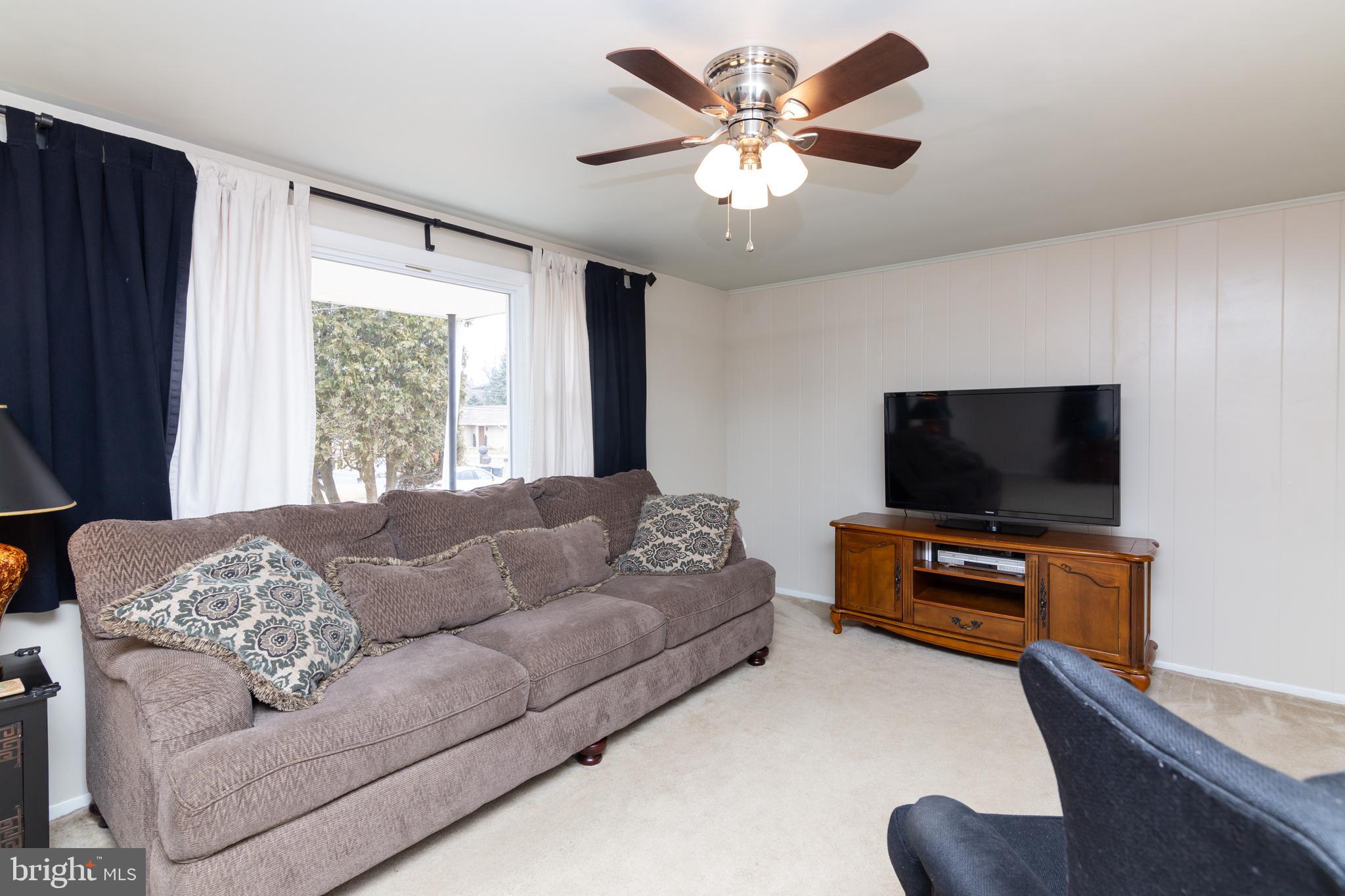 468 Story Road Aston, PA 19014 - Photo 4 of 40 Family Room