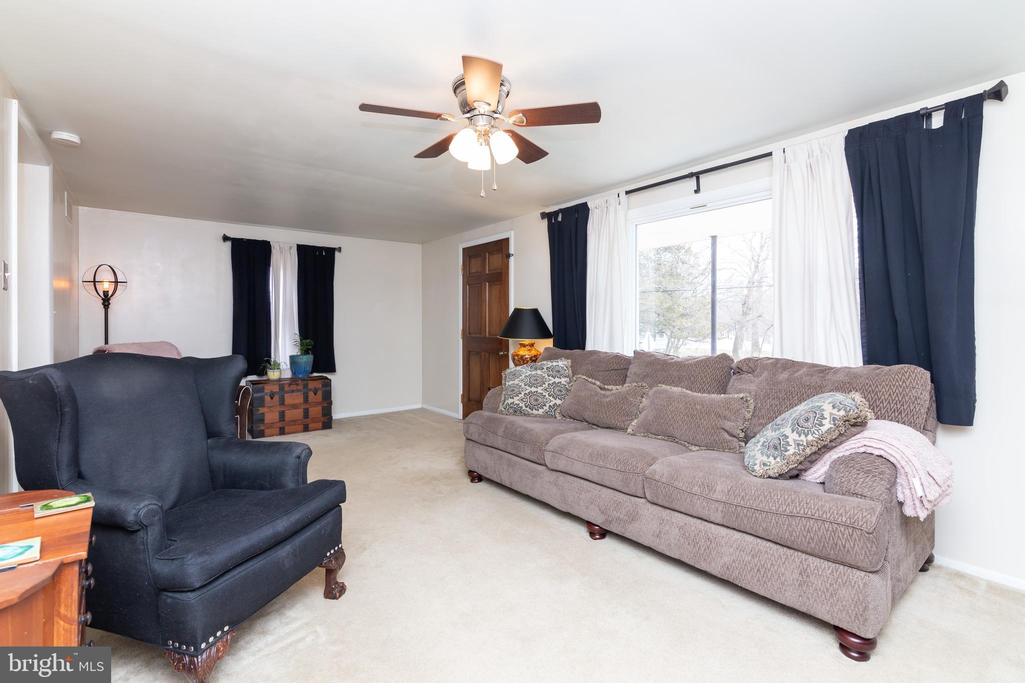 468 Story Road Aston, PA 19014 - Photo 5 of 40 Family Room