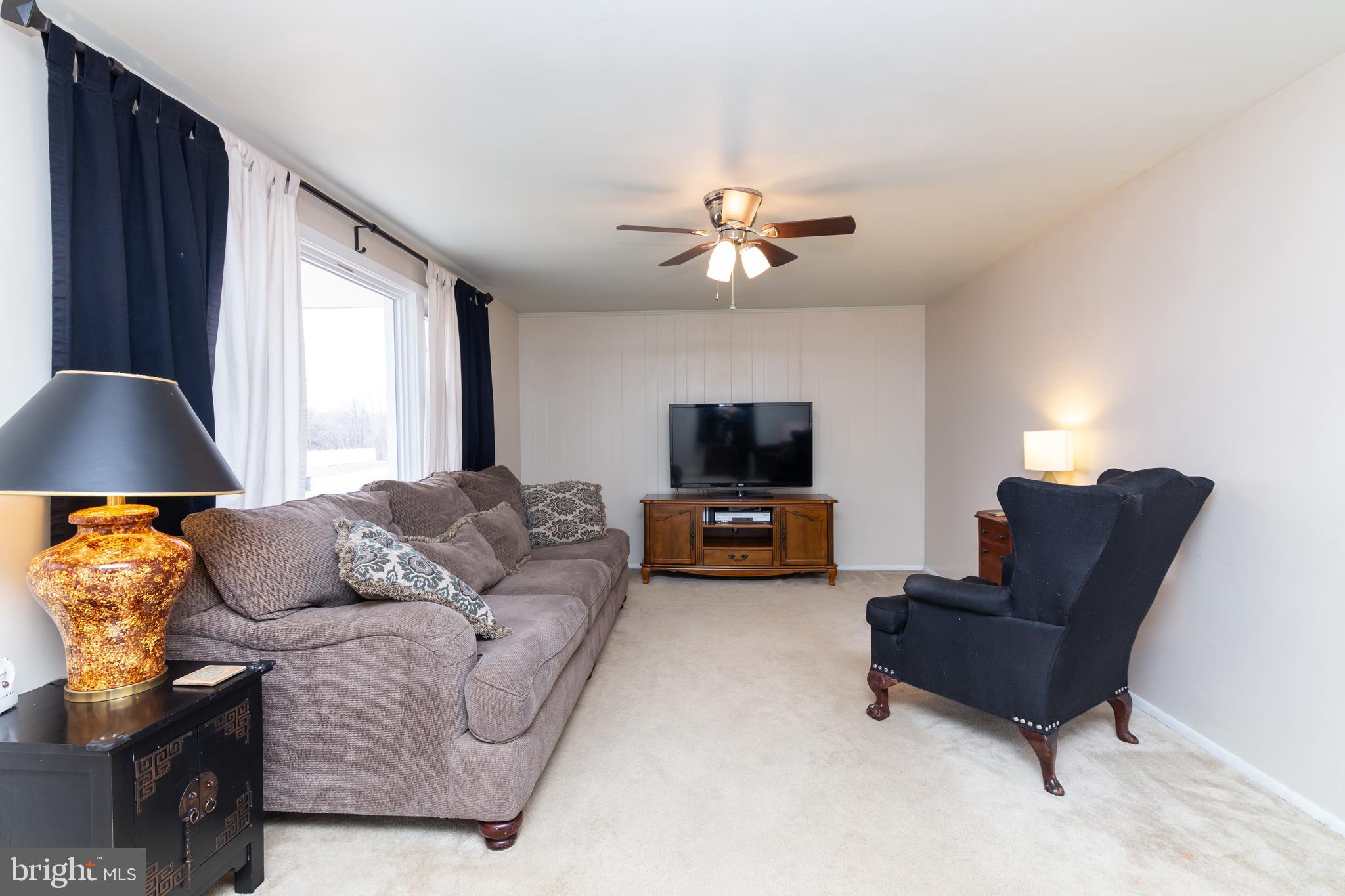 468 Story Road Aston, PA 19014 - Photo 6 of 40 Family Room