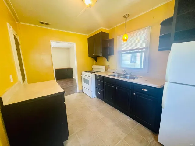 $2,400 | 416 South Eastside Drive, Bloomington, IN 47401