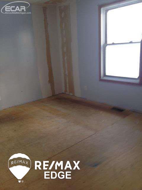 5051 Coldwater Road Flint, MI 48504 - Photo 9 of 22 20430969-8.JPG