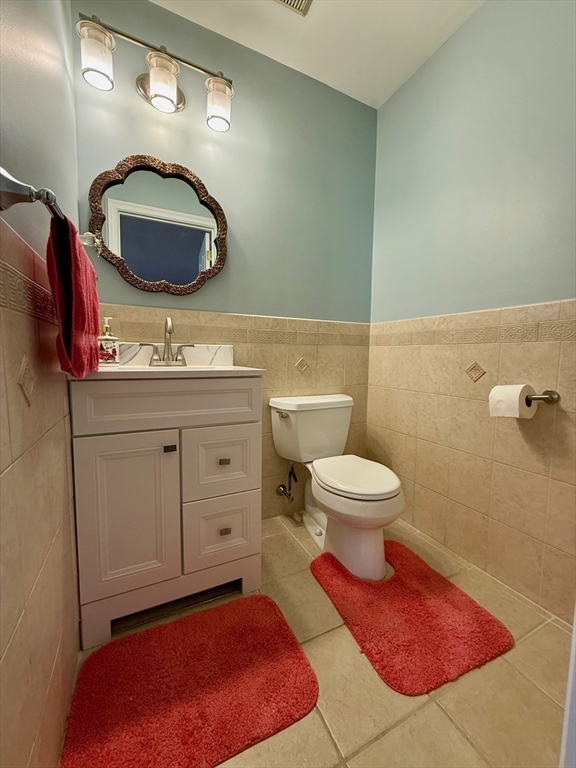 218 Rangeway Road, Unit 213 Billerica, MA 01862 - Photo 14 of 29 a bathroom with a toilet sink and mirror