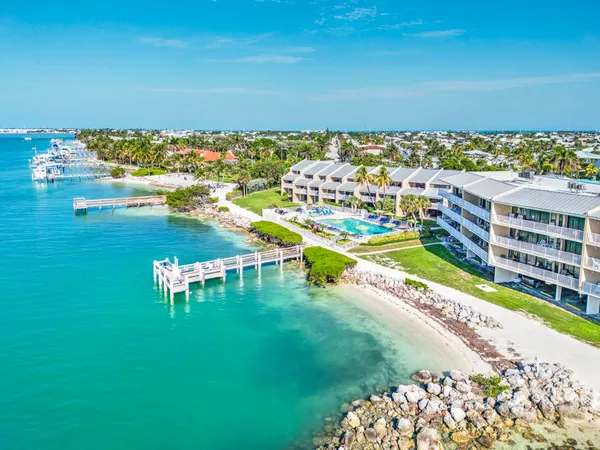 $1,100,000 | 1133 West Ocean Drive, Unit 13, Key Colony Beach, FL 33051