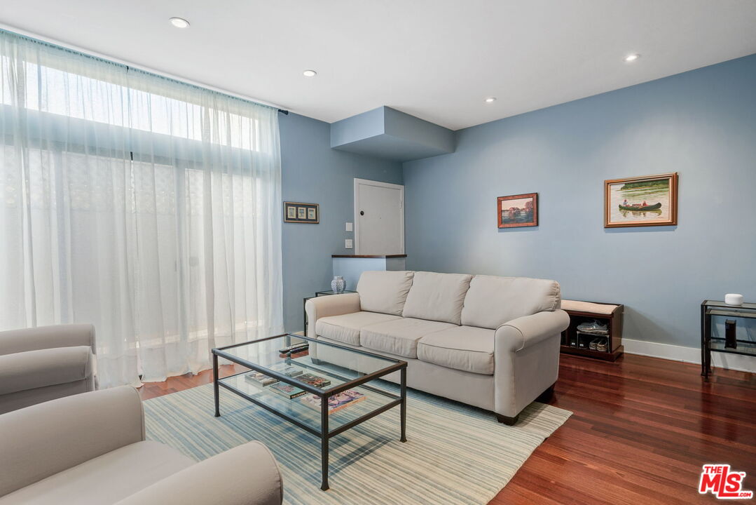 3544 Keystone Avenue, Unit 4 Los Angeles, CA 90034 - Photo 4 of 28 a living room with furniture and wooden floor