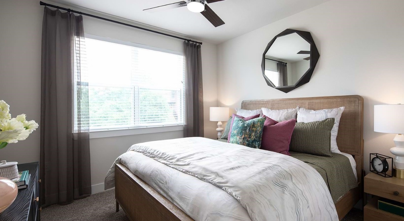 2425 Bell Street, Unit 1355 Houston, TX 77003 - Photo 7 of 30 a bedroom with bed and a window