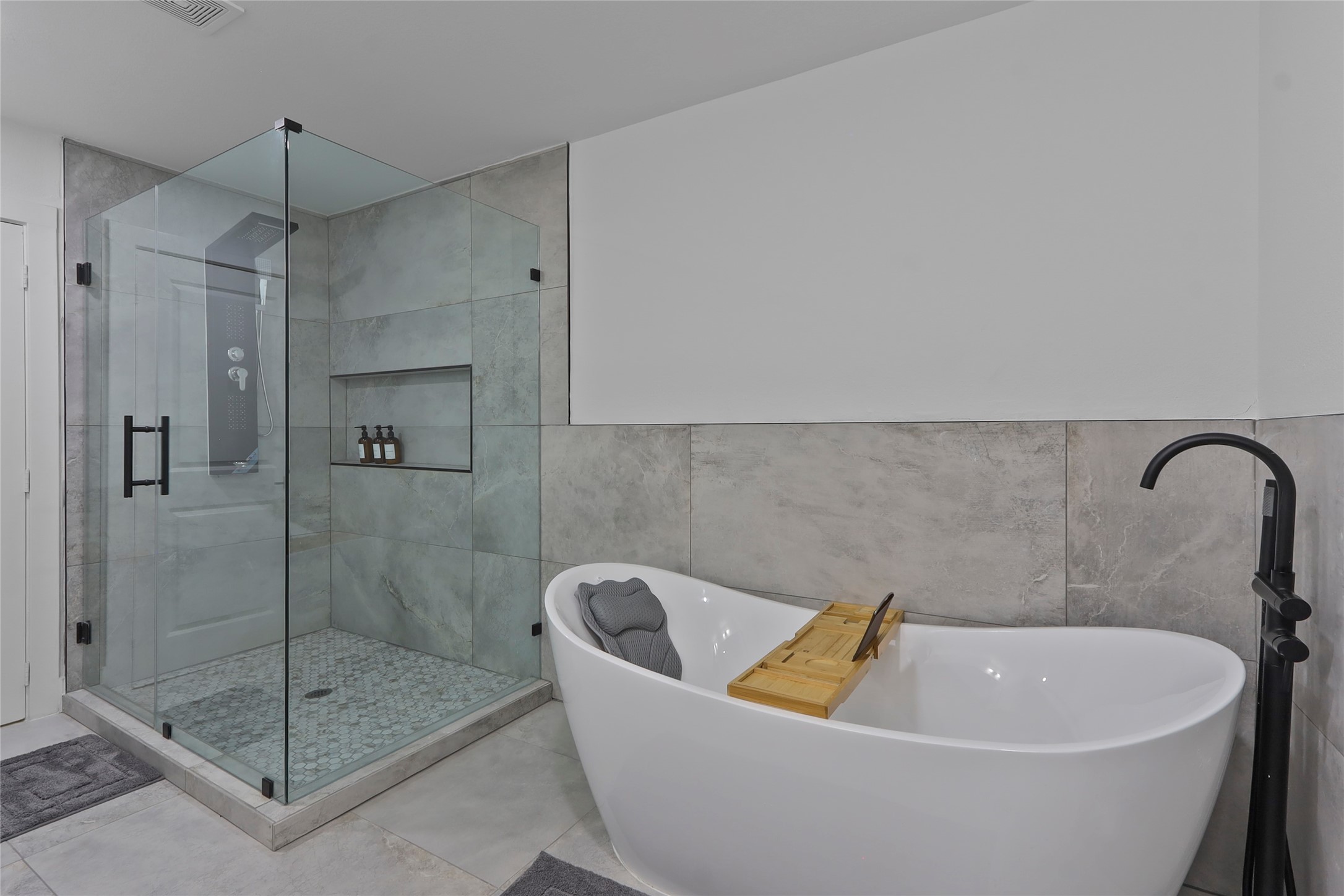 6747 Peerless Street Houston, TX 77021 - Photo 20 of 30 Primary Bathroom