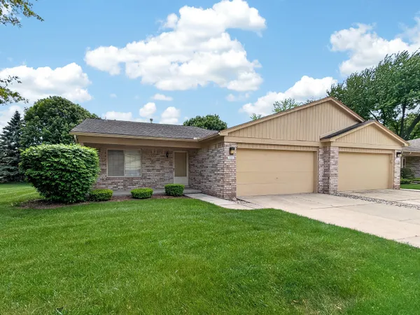 $225,000 | 41520 Janet Circle, Unit 60, Clinton Township, MI 48038