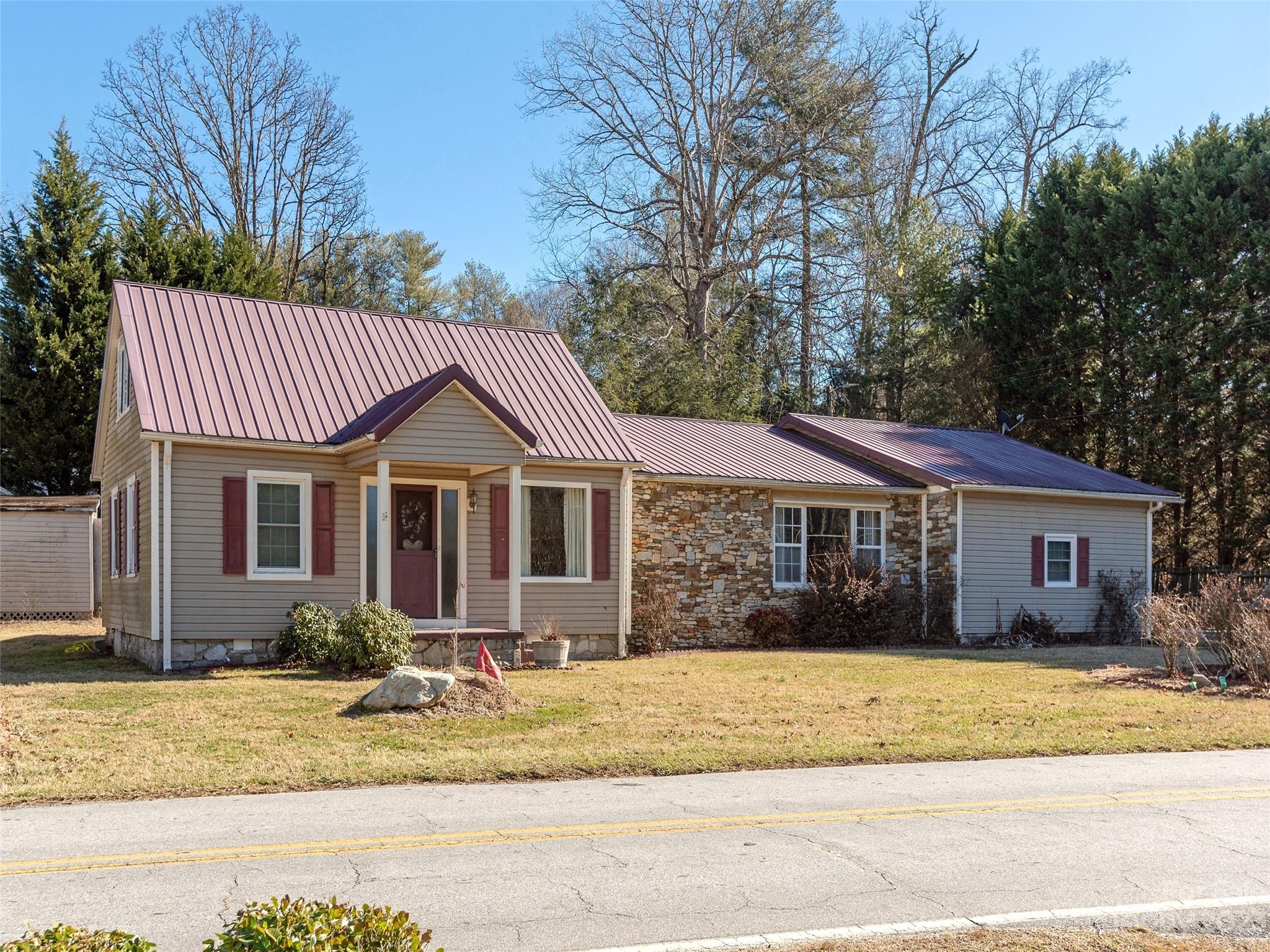131 Rutledge Drive Hendersonville, NC 28739 - Photo 1 of 25 Gallery Image 1