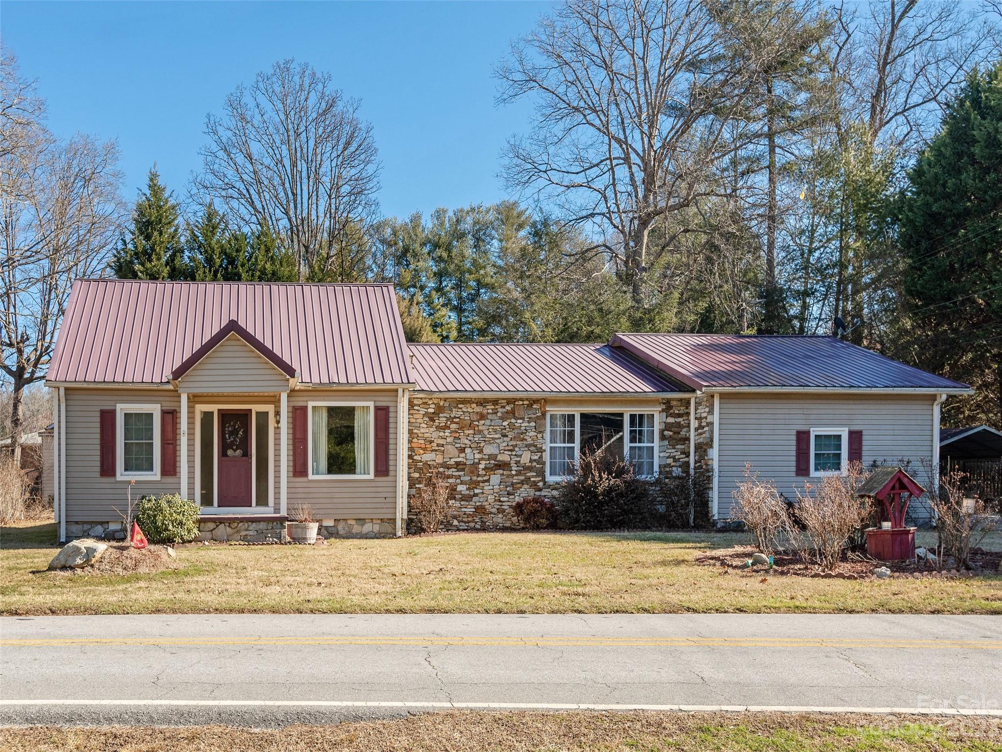 131 Rutledge Drive Hendersonville, NC 28739 - Photo 2 of 25 Gallery Image 2