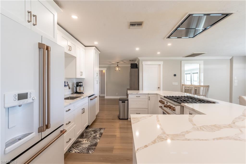 2237 Kings Lake Boulevard Naples, FL 34112 - Photo 5 of 49 Kitchen