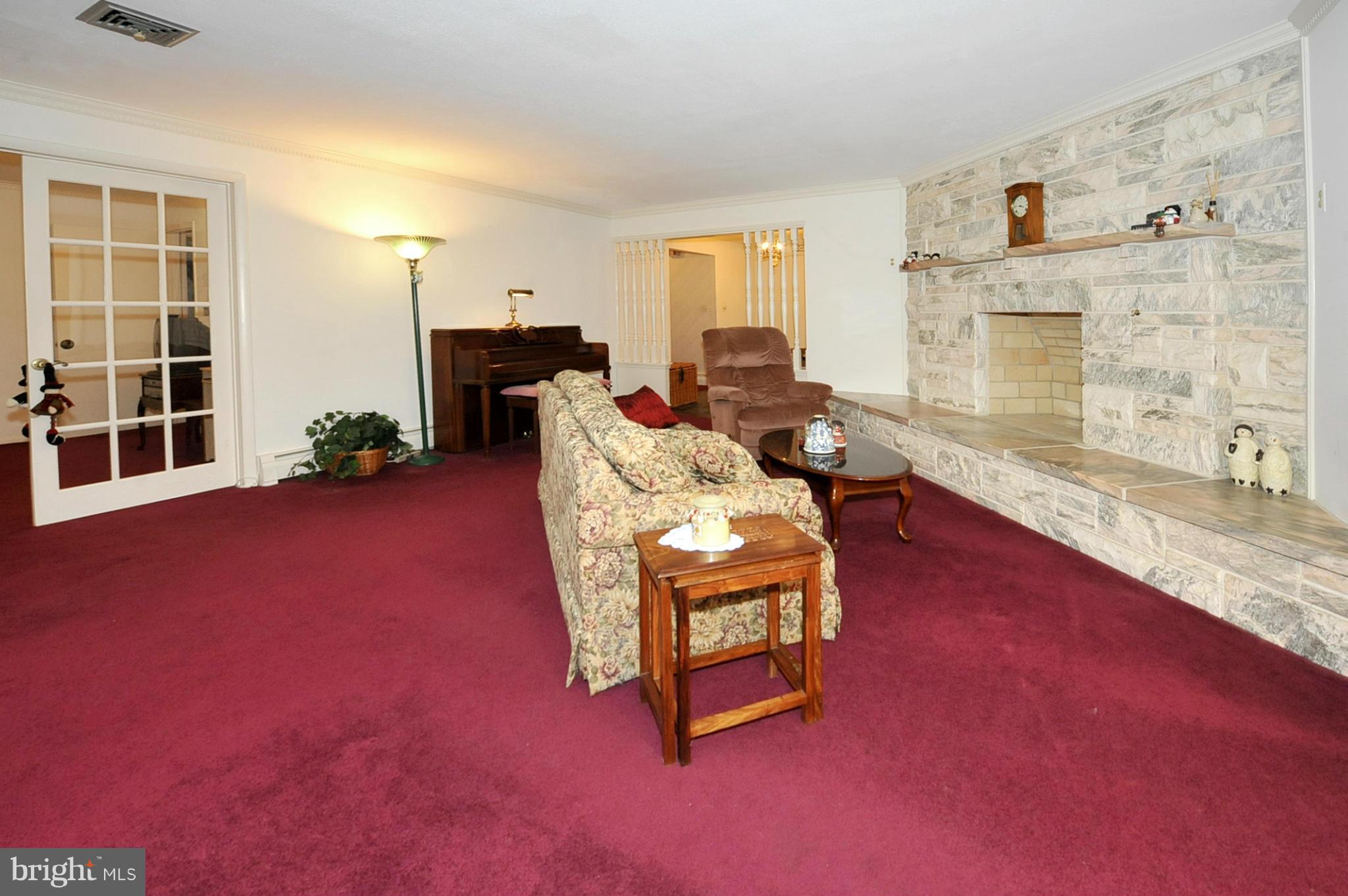 14708 Harold Road Silver Spring, MD 20905 - Photo 7 of 25 Living Room