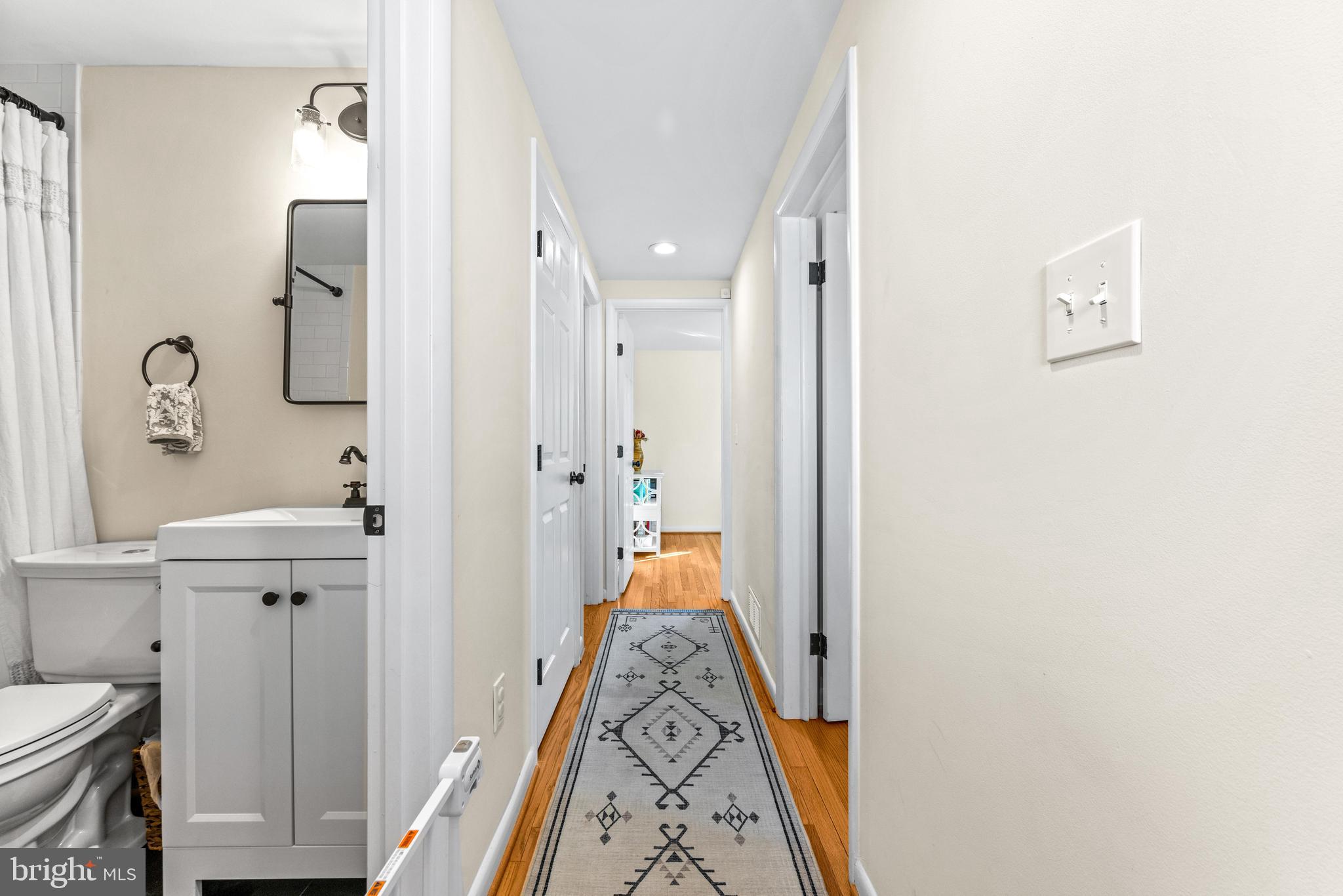 519 Dunkirk Road Baltimore, MD 21212 - Photo 19 of 41 Upper level hallway with hall bathroom