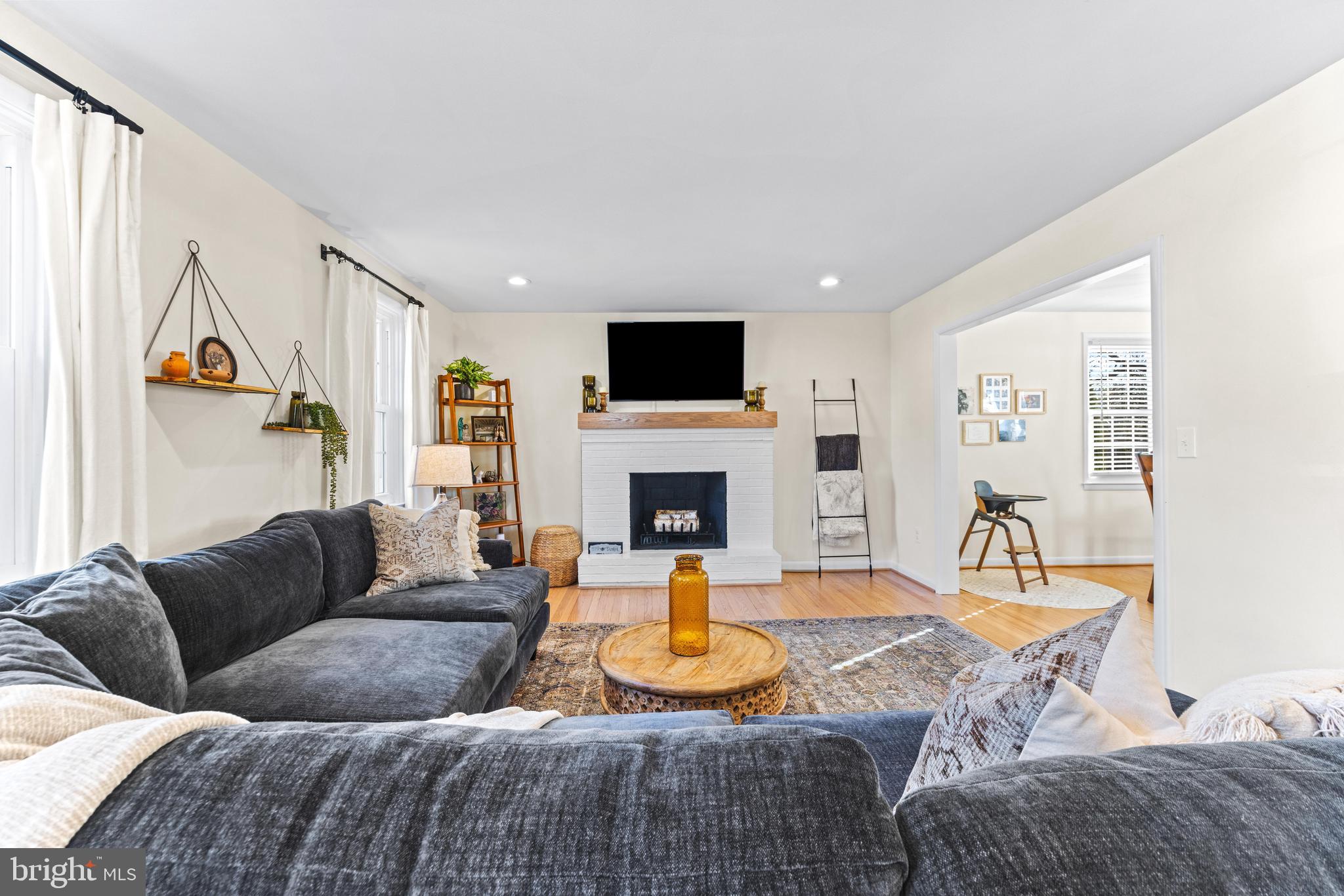 519 Dunkirk Road Baltimore, MD 21212 - Photo 2 of 41 Spacious living room