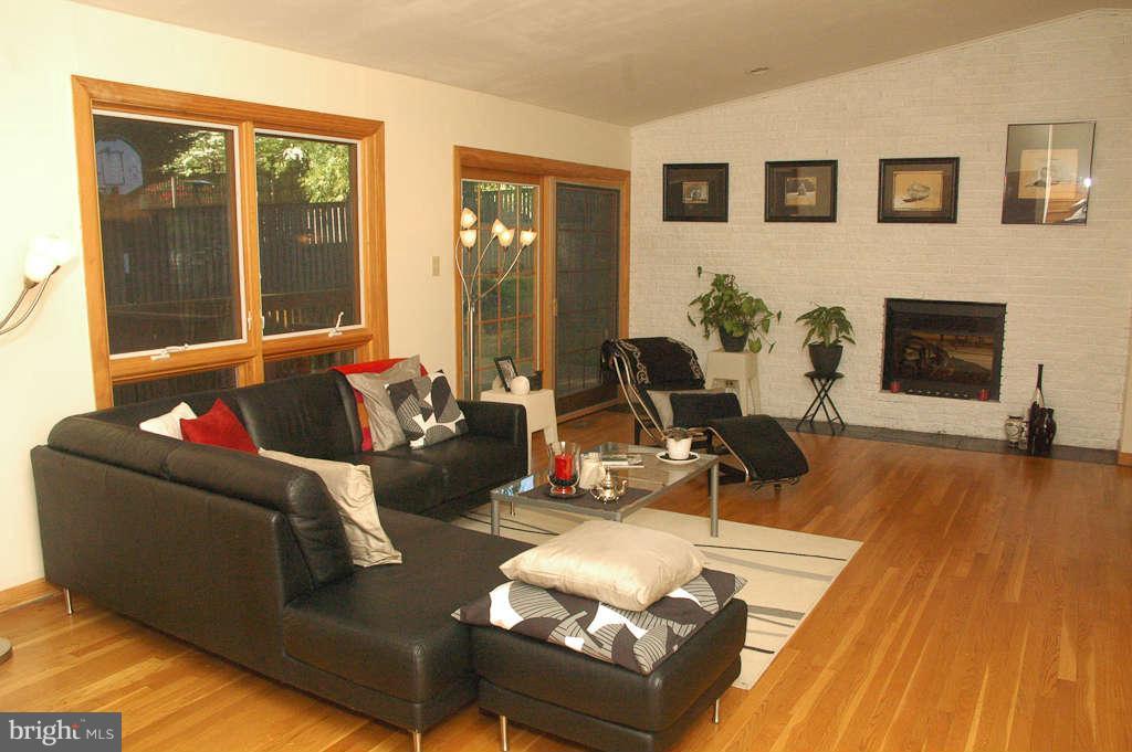6809 Marbury Road Bethesda, MD 20817 - Photo 3 of 21 Living Room