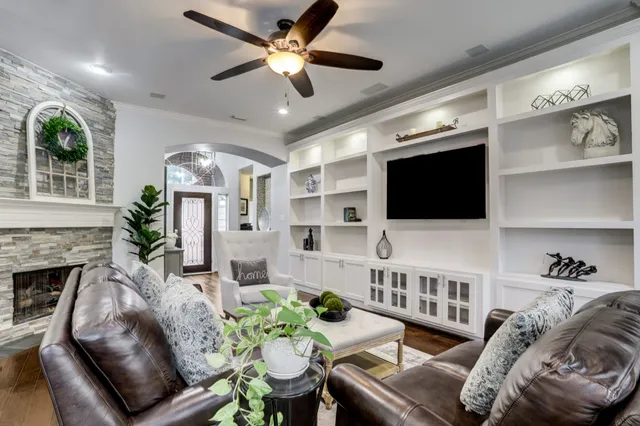 $2,725 | 86 North Holly Laurel Circle, The Woodlands, TX 77382