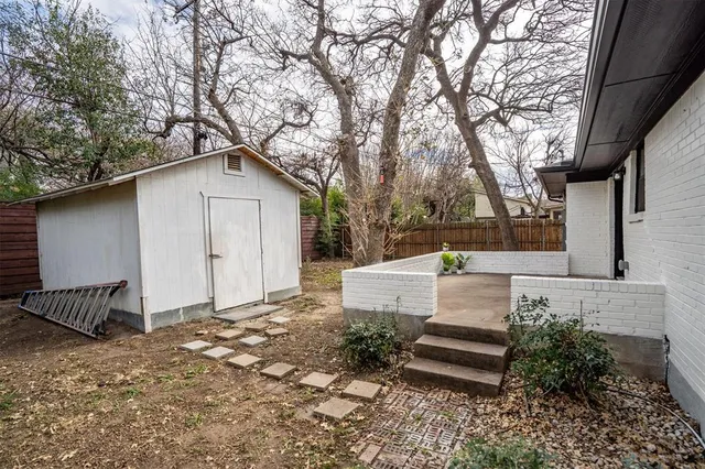 $320,000 | 420 Huntingdon Drive, Irving, TX 75061