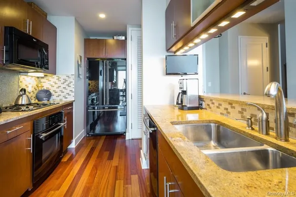 $1,149,900 | 175 Huguenot Street, Unit 1604/1605, New Rochelle, NY 10801